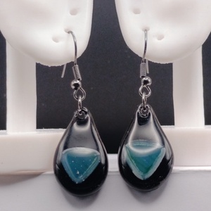 Csepp alakú fekete lógó fülbevaló türkiz pöttyel - ékszer - fülbevaló - lógó fülbevaló - Meska.hu