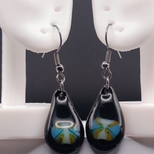 Csepp alakú fekete lógó fülbevaló stilizált pillangóval - ékszer - fülbevaló - lógó fülbevaló - Meska.hu