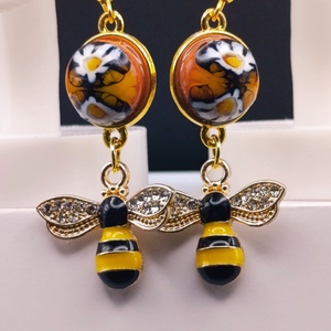 Fehér virágok narancs alapon méhecskével kombinálva, Ékszer, Fülbevaló, Lógós kerek fülbevaló, Üvegművészet, Ékszerkészítés, MESKA