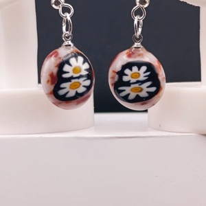 Margaréta virágok fekete  alapon piros-fehér kerettel, Ékszer, Fülbevaló, Lógó fülbevaló, Üvegművészet, Ékszerkészítés, MESKA