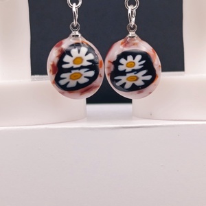 Margaréta virágok fekete  alapon piros-fehér kerettel - ékszer - fülbevaló - lógó fülbevaló - Meska.hu