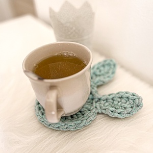 Horgolt nyuszifüles húsvéti pohár/bögre alátét � vidám és praktikus kiegészítő az ünnepi asztalra - otthon & életmód - konyhafelszerelés, tálalás - tálalás - tányér- és poháralátét - Meska.hu