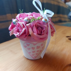 Rózsák gipsz kaspóban, Otthon & Lakás, Dekoráció, Asztal és polc dekoráció, Asztaldísz, Virágkötés, 11 db rózsa gipsz kaspóban, amely szintén kézműves termék. 
Mérete: kb. 13x13 cm.
Tökéletes ajándék..., MESKA