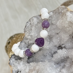 Kagyló karkötő Lepidolit ásvánnyal , Ékszer, Karkötő, Ásványkarkötő, Csomózás, Ékszerkészítés, MESKA