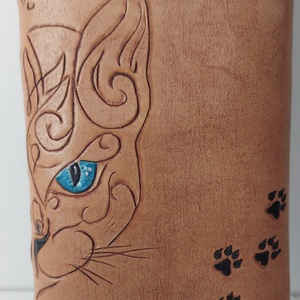 Stilizált Cic�s marhabőr Pénztárca Ez a pénztárca nem tucatáru, hanem egyedi, kézzel készült port�ka. A prémium marhabőr - táska & tok - pénztárca & más tok - cigarettatárca - Meska.hu