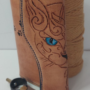 Stilizált Cic�s marhabőr Pénztárca Ez a pénztárca nem tucatáru, hanem egyedi, kézzel készült port�ka. A prémium marhabőr, Táska & Tok, Pénztárca & Más tok, Cigarettatárca, Bőrművesség, MESKA