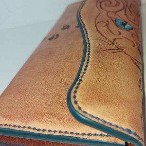 Stilizált Cic�s marhabőr Pénztárca Ez a pénztárca nem tucatáru, hanem egyedi, kézzel készült port�ka. A prémium marhabőr - táska & tok - pénztárca & más tok - cigarettatárca - Meska.hu