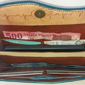 Stilizált Cic�s marhabőr Pénztárca Ez a pénztárca nem tucatáru, hanem egyedi, kézzel készült port�ka. A prémium marhabőr - táska & tok - pénztárca & más tok - cigarettatárca - Meska.hu