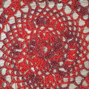 Piros-bordó színátmenetes horgolt mandala - Meska.hu