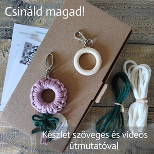 2 DIY virág formájú makramé táskadísz vagy kulcstartó természetes anyagokból, saját készítésű ajándék - Meska.hu