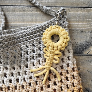 4 darabos DIY virág formájú makramé táskadísz vagy kulcstartó készlet természetes anyagokból, saját készítésű ajándék - diy (csináld magad) - egységcsomag - Meska.hu