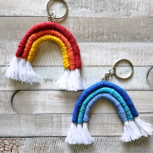 DIY: Két szivárványos táskadísz, makramé kulcstartó természetes anyagokból, saját készítésű ajándék - Meska.hu