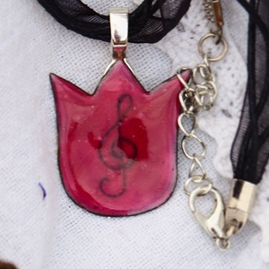 Rózsaszín tűzzománc tulipán medál - violin kulccsal - szatén láncon - ékszer - nyaklánc - medálos nyaklánc - Meska.hu Rózsaszín tűzzománc tulipán medál - violin kulccsal - szatén láncon - ékszer - nyaklánc - medálos nyaklánc - Meska.hu