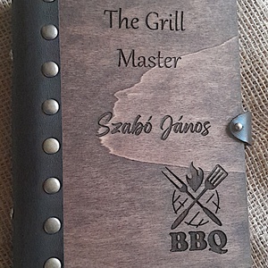 A grillezés mesterének receptkönyve. Egyedi, gravírozott fa borítású, bőrkötéses jegyzetfüzet. - otthon & életmód - konyhafelszerelés, tálalás - sütés, főzés - receptfüzet - Meska.hu