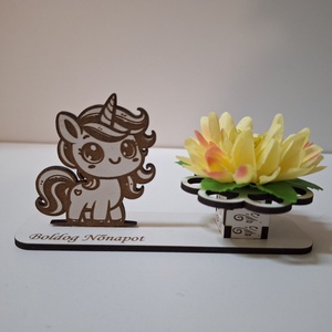 Nőnapi ajándék figura virággal, Otthon & Életmód, Dekoráció, Virágdísz és tartó, Virágdíszek, Asztali virágdísz, Famegmunkálás, MESKA