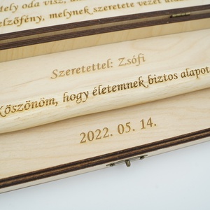 Szülőköszöntő kalapács fa dobozban, egyedileg gravírozva édesapának, nagyapának - esküvő - emlék & ajándék - szülőköszöntő ajándék - Meska.hu