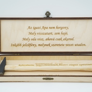 Szülőköszöntő kalapács fa dobozban, egyedileg gravírozva édesapának, nagyapának - Meska.hu