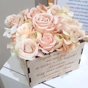 Virágbox fa dobozban, egyedileg gravírozva, Esküvő, Emlék & Ajándék, Szülőköszöntő ajándék, Gravírozás, pirográfia, MESKA