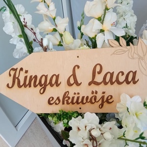 Irányjelző egyedileg gravírozott fatábla esküvőre - esküvő - dekoráció - tábla & jelzés - Meska.hu