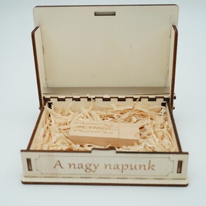 Esküvői emlék - Elegáns gravírozott fa doboz + akár pendrive is   - esküvő - emlék & ajándék - doboz - Meska.hu