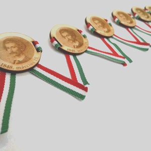 Gravírozott kokárda, kitűző március 15-re - ékszer - kitűző és bross - kitűző - Meska.hu