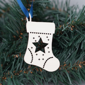 Kiscsizma gravírozott, fa karácsonyfadísz - karácsony - karácsonyi lakásdekoráció - karácsonyfadíszek - Meska.hu