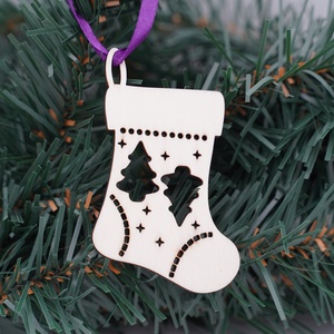 Kiscsizma gravírozott, fa karácsonyfadísz - karácsony - karácsonyi lakásdekoráció - karácsonyfadíszek - Meska.hu