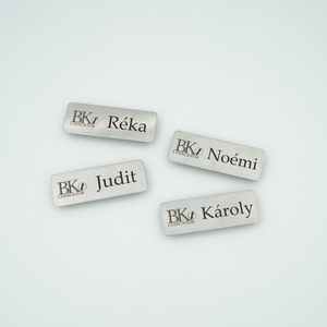 Egyedi gravírozott fém kitűző, névtábla - ékszer - kitűző és bross - Meska.hu