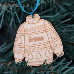 Névre szóló, pulcsis  gravírozott, fa, karácsonyfadísz - Meska.hu