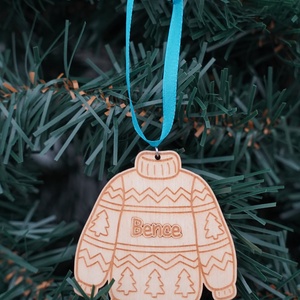 Névre szóló, pulcsis  gravírozott, fa, karácsonyfadísz - karácsony - karácsonyi lakásdekoráció - karácsonyfadíszek - Meska.hu