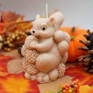 Őszi erdő mókusa illatgyertya, dekorgyertya - Meska.hu