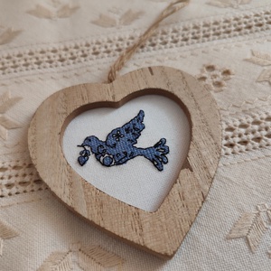 Hímzett szív fakeretben, Otthon & Életmód, Dekoráció, Fali és függő dekoráció, Falra akasztható dekor, Hímzés, MESKA