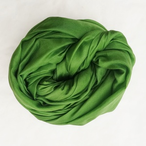 zsenge zöld selyemsál STÓLA méretben - ruha & divat - sál, sapka, kendő - stóla - Meska.hu