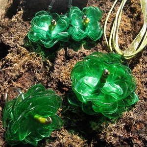 Zöld virág szett pet palackból készült újrahasznosított fülbevaló, gyűrű és medál, Ékszer, Ékszerszett, Újrahasznosított alapanyagból készült termékek, MESKA