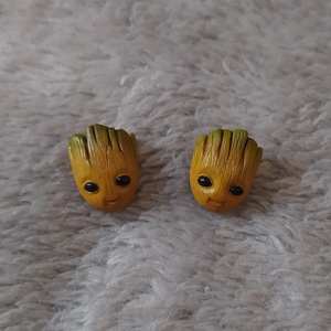 Baby Groot bedugós fülbevaló - ékszer - fülbevaló - pötty fülbevaló - Meska.hu