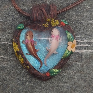 Szív alakú medál axolotl figurákkal, Axolotl tavacska, Vízcsepp medál, Miniatűr axolotl, Egyedi figurás ékszer, Ékszer, Nyaklánc, Medálos nyaklánc, Ékszerkészítés, MESKA