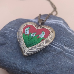 Szív alakú nyitható emlékőr medál gyöngyvirágos mintával, titokőr medál - Meska.hu