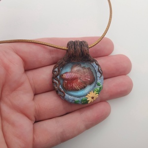 Betta medál, Betta tavacska, Vízcsepp medál, Miniatűr betta, Egyedi figurás ékszer, Ékszer, Nyaklánc, Medálos nyaklánc, Ékszerkészítés, MESKA