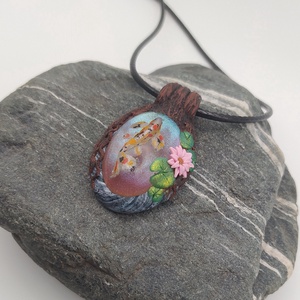 Koi medál, Koi tavacska, Vízcsepp medál, Miniatűr aranyhal, Egyedi figurás ékszer, Ékszer, Nyaklánc, Medálos nyaklánc, Ékszerkészítés, MESKA