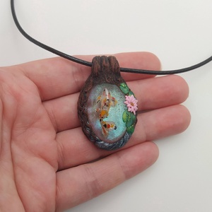 Koi medál, Koi tavacska, Vízcsepp medál, Miniatűr aranyhal, Egyedi figurás ékszer - ékszer - nyaklánc - medálos nyaklánc - Meska.hu