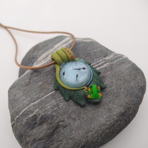 Levél alakú medál ebihalakkal és béka figurával, Ebihal tavacska, Vízcsepp medál, Miniatűr béka, Egyedi figurás ékszer - ékszer - nyaklánc - medálos nyaklánc - Meska.hu