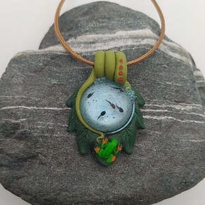 Levél alakú medál ebihalakkal és béka figurával, Ebihal tavacska, Vízcsepp medál, Miniatűr béka, Egyedi figurás ékszer, Ékszer, Nyaklánc, Medálos nyaklánc, Ékszerkészítés, MESKA