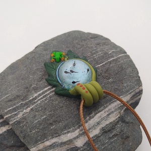 Levél alakú medál ebihalakkal és béka figurával, Ebihal tavacska, Vízcsepp medál, Miniatűr béka, Egyedi figurás ékszer - ékszer - nyaklánc - medálos nyaklánc - Meska.hu