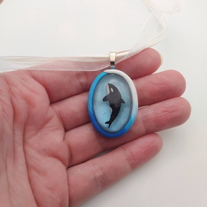 Orca medál, Orca tavacska, Vízcsepp medál, Miniatűr gyilkos bálna, Egyedi figurás ékszer - ékszer - nyaklánc - medálos nyaklánc - Meska.hu