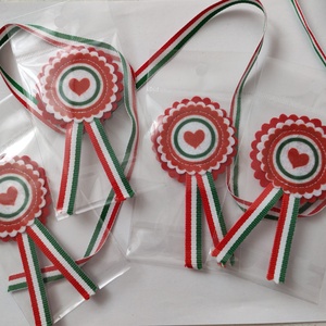 Filc kokárda - szívecskés - ékszer - kitűző és bross - Meska.hu