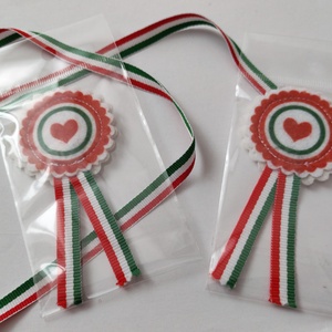Filc kokárda - szívecskés - ékszer - kitűző és bross - Meska.hu