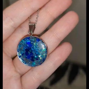 Csodaszép kerek kék  csillogós nyaklánc, Ékszer, Nyaklánc, Medálos nyaklánc, Mindenmás, Csodaszép  kék csillogós  kerek nyakláncot hoztam nektek,zúzott kövekkel, csillámmal megbolondítva ..., MESKA