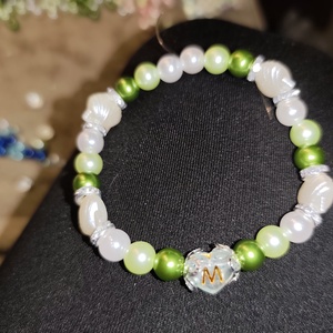 M betűs zöld fehér gyöngyös karkötő, Ékszer, Karkötő, Bogyós karkötő, Ékszerkészítés, MESKA