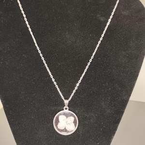 Fehér szárított virágos nyakl�nc  - ékszer - nyaklánc - medálos nyaklánc - Meska.hu