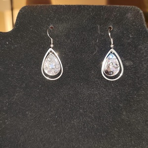 Fekete ezüst logó fülbevaló  - ékszer - fülbevaló - lógó fülbevaló - Meska.hu